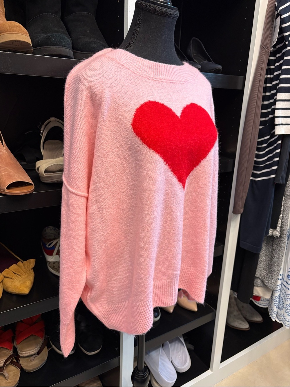 🆕🎉NWT Vince Camuto Pink Sweater with Red Heart - Picture 3 of 8